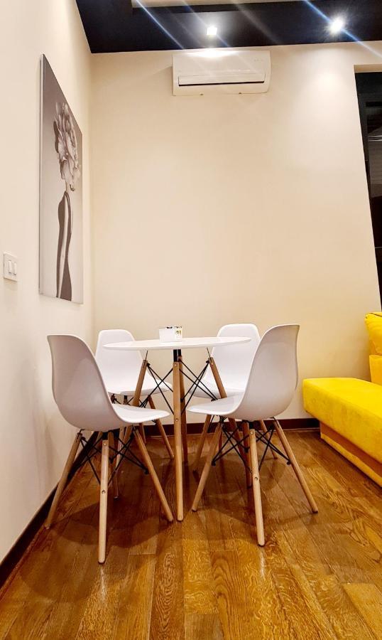 Lux In Center Apartment