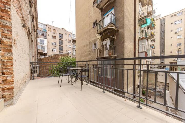 Lux In Center Apartment
